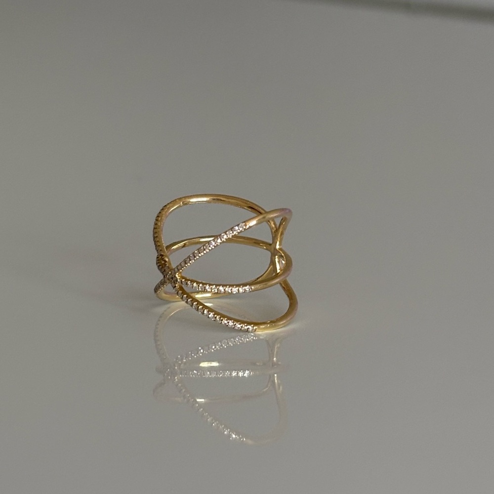 Elegant Gold Crisscross Ring - Picture 3 of 10
